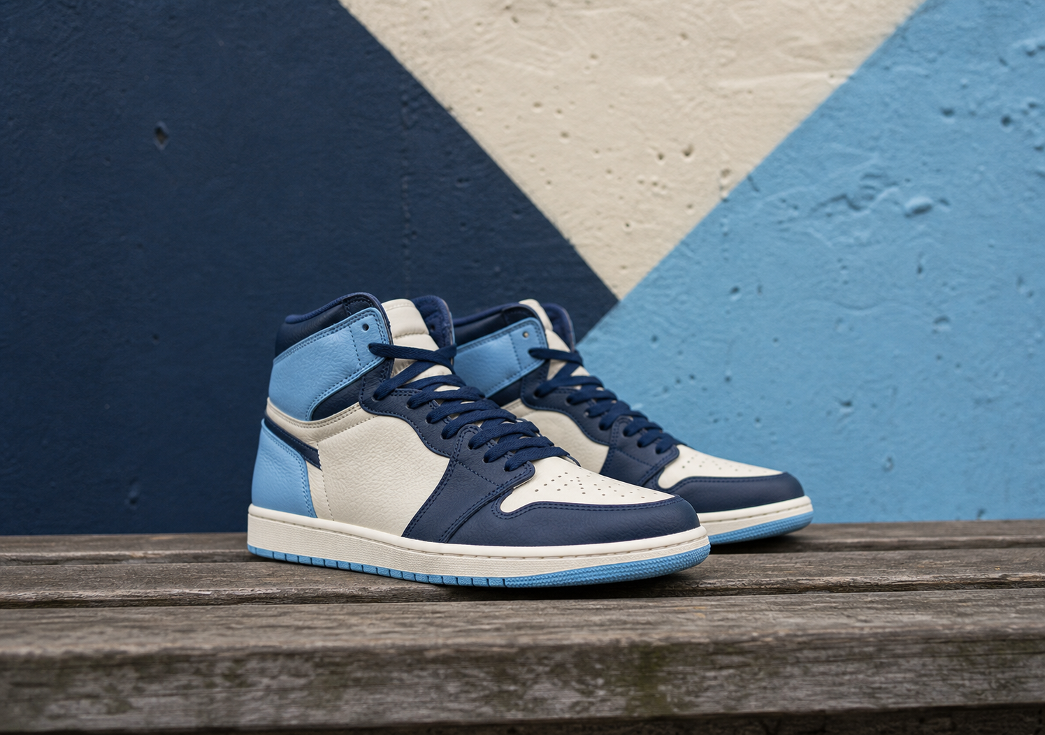 Sneakers azul marino y crema sobre fondo urbano