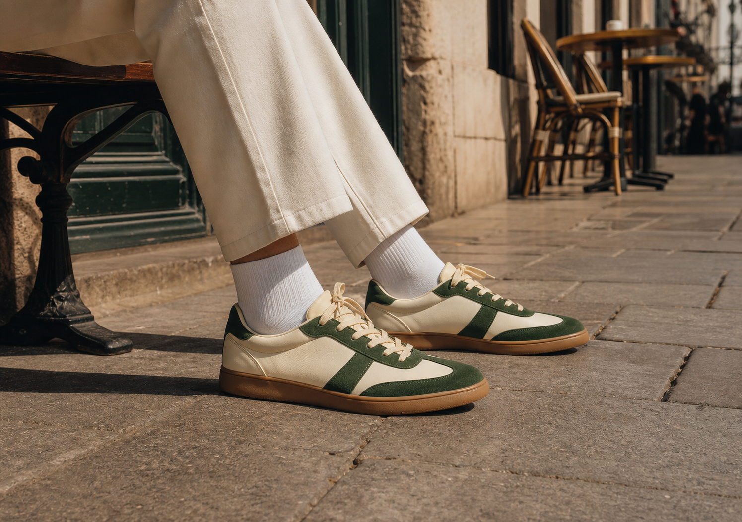 Sneakers retro verde y crema en una calle urbana