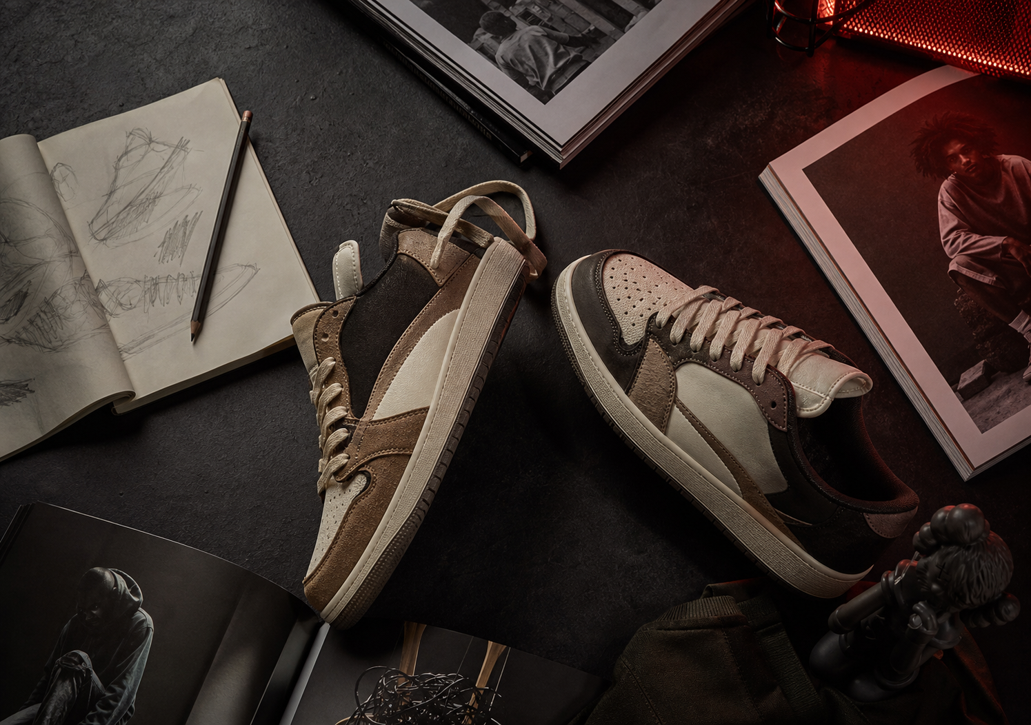 Flat lay editorial de sneakers y bocetos de diseño