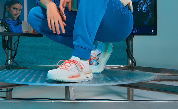 Sneakers blancas con outfit azul